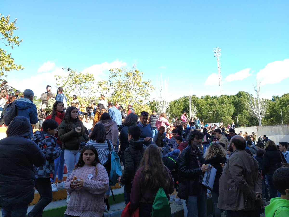 APaMMs's tweet photo. Segona fase del #FemMatemàtiques a Montgat! Després de la prova individual un bon esmorzar https://t.co/T4Dp9wk1Uh