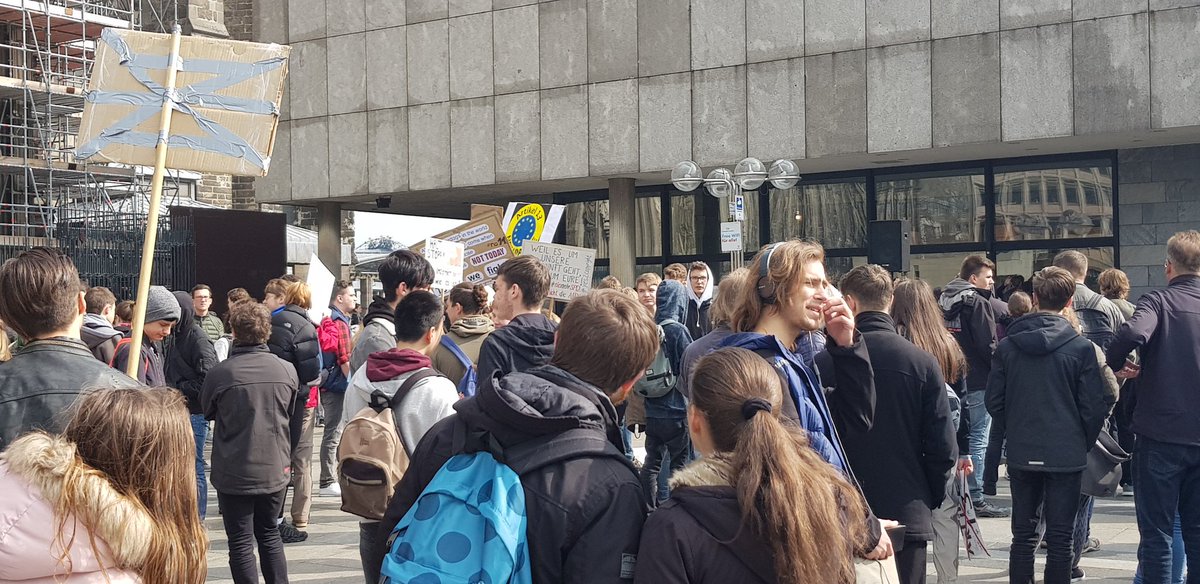 DiePARTEIKoeln's tweet photo. Es füllt sich #fckart13 #niewiederspd #niewiedercdu https://t.co/EVUPeybNfc