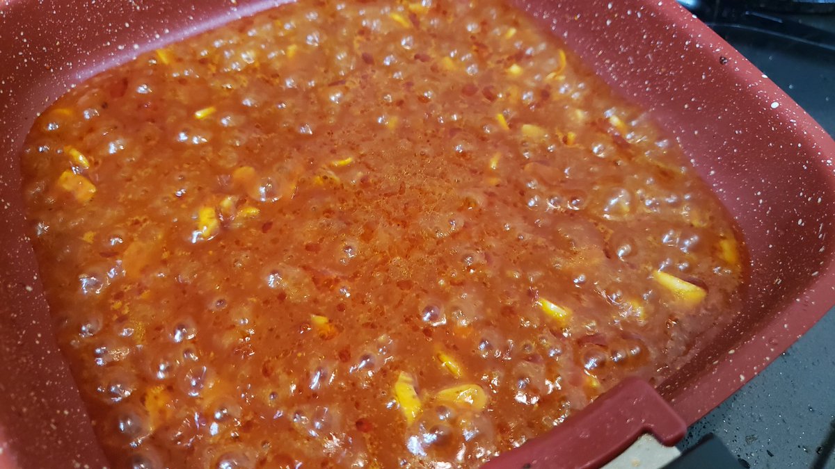 ore825's tweet photo. これ、エビより安くて旨いのでは…？

「鶏胸チリ」

鶏むね肉300gは薄く切り塩胡椒し片栗粉まぶし多めの油で焼き取り出す

油大さじ1でニンニク1片炒めケチャップ大さじ3入れ炒め、味覇小さじ2/3、水100cc、一味唐辛子小さじ半、酒小さじ2入れ沸かし片栗粉小さじ1でとろみ付け鶏と長葱1/3本混ぜ完成！ https://t.co/tElgu2fmXA