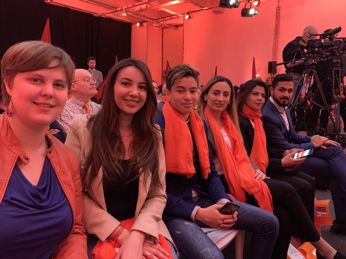 ChamiCharrot's tweet photo. Matinée au congrès du #CDH pour le lancement de la campagne, ensemble on y arrivera #moijereste #solidaire #engagee #plaisir #amis #famille https://t.co/mL08S2IIqB