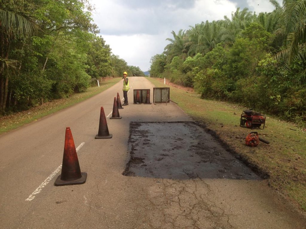 RC_temerloh's tweet photo. #R01 Kerja tampalan kekal #pothole di #ft1510 #sec27 #bera #teamroadcare @Roadcare_Phg @baru_bian @HjAnuarTahir @CSFJ_JKR @MOWorks @JKRMalaysia @Roadcare_Phg @JKRPAHANG @JeDi_Bera @BeraJkr @Roadcare_Msia https://t.co/aQAtp3EoTL