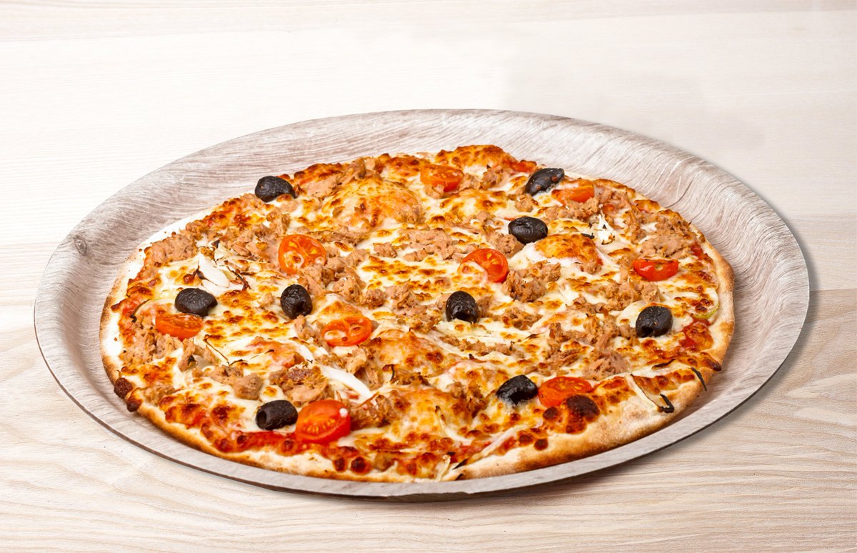 Elle va faire chavirer votre coeur ! 🐟 C'est la pizza CALYPSO, agrémentée de son délicieux thon à l'huile, de tomates cerises fraîches, de piment d'Espelette AOP et d'olives noires 🍕#Pizzas #lapizzadenico #Pizzalovers