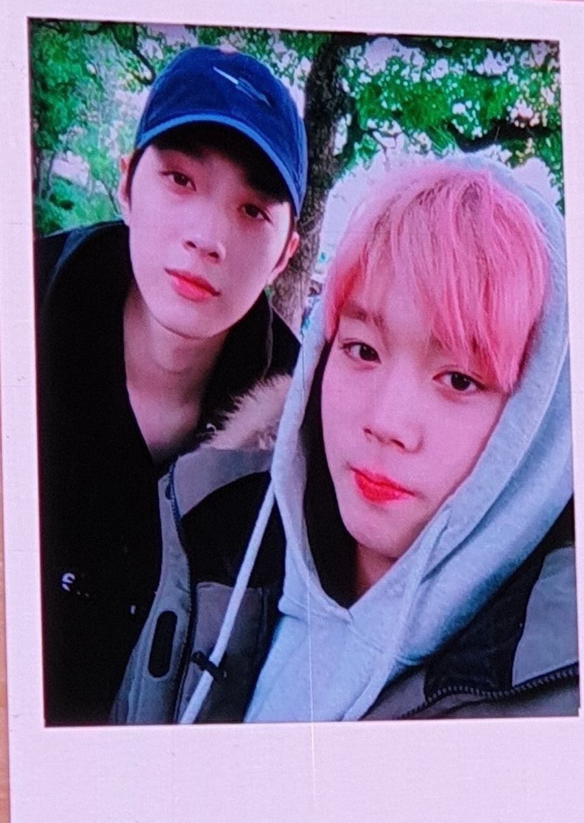 LINHOON_TH's tweet photo. รูปคู่รูปแรกก็คือปล่อยกลางมีตตัวเองเลยนะควานลินนนน

รุ้แล้วว่าสำคัญขนาดไหน รักมากเลยใช่มั้ยละจีฮุนฮยองอ่ะ 
เชื่อแล้ววว

💛💛

#หลินฮุน 
#판윙 https://t.co/mfgEAoKibq
