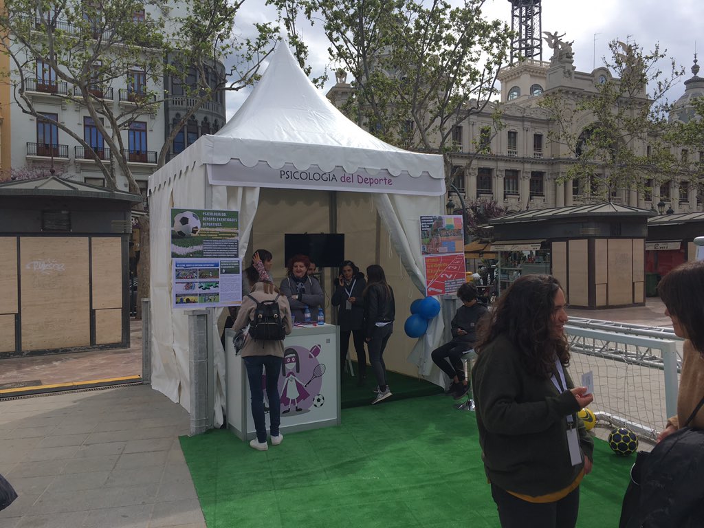 APECVA's tweet photo. En la I Fira de la Psicologia de la Comunitat Valenciana organitzada per el @COPCV i @AjuntamentVLC a la Plaça de l’ajuntament. Molt bona iniciativa!!! https://t.co/DkOz5kMfT0