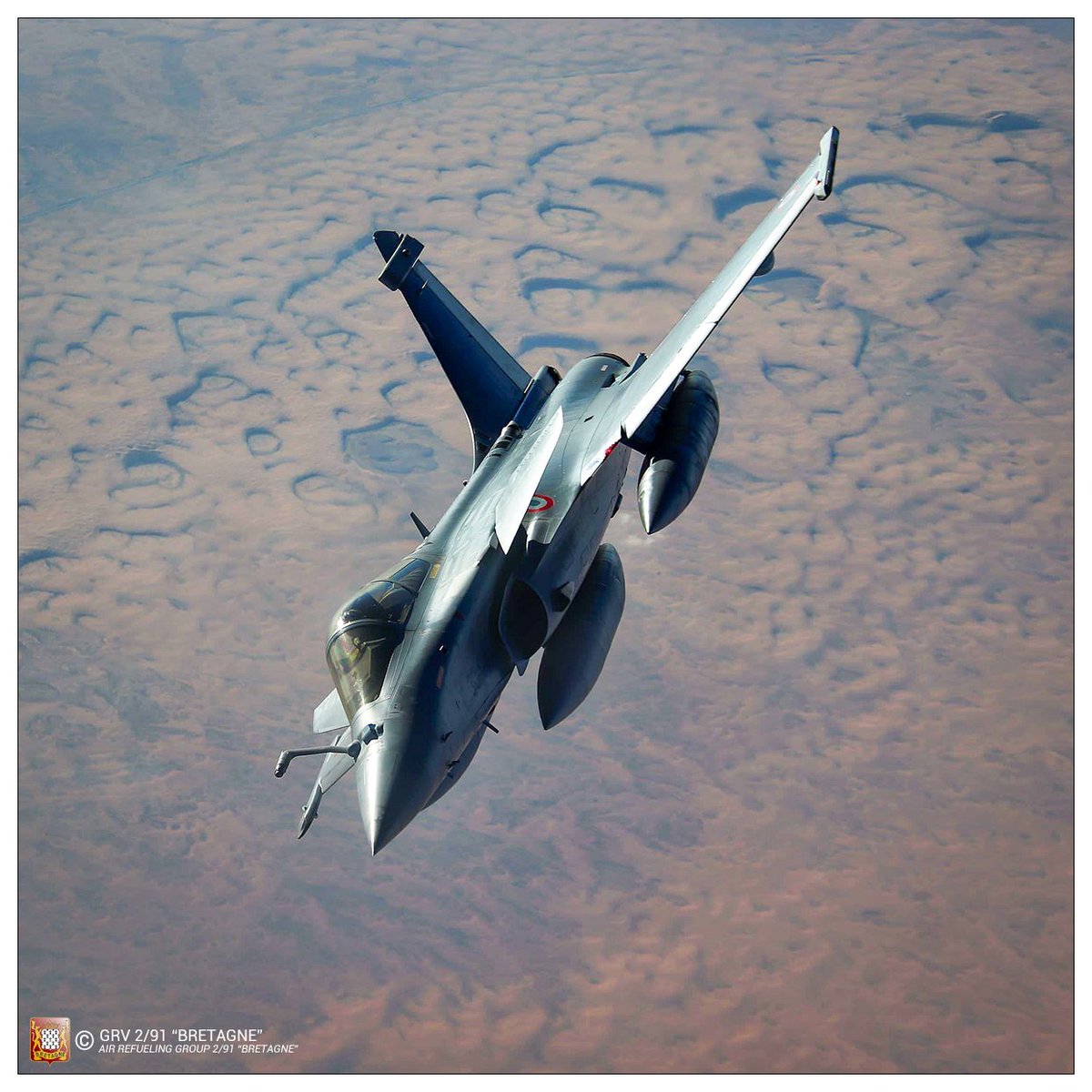 EscadronsChasse's tweet photo. Above the Arabian Desert on a convoy flight to #AlDhafra.
// Au-dessus du désert d'Arabie lors d'un vol de convoyage vers la #BA104. //
#Rafale #RC2_30 #30eEC #30thFW https://t.co/iBUNUP6npm