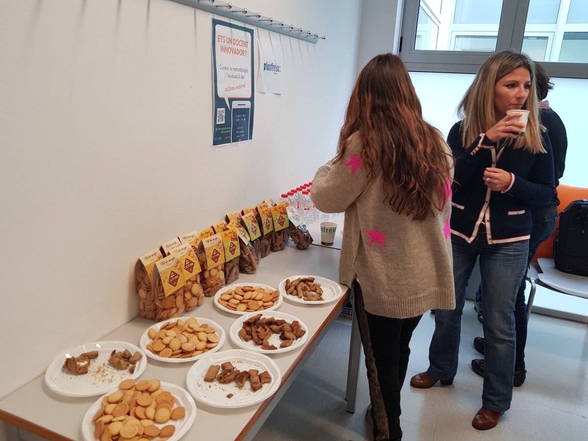 InnoEdLleida's tweet photo. Super interessant la primera part de la jornada, "Ets un/a docent innovador/a", i ara, per gentilesa de @Plusfresc agafem forces pel taller :-) #JoInnoEd https://t.co/u39hWl3AoQ