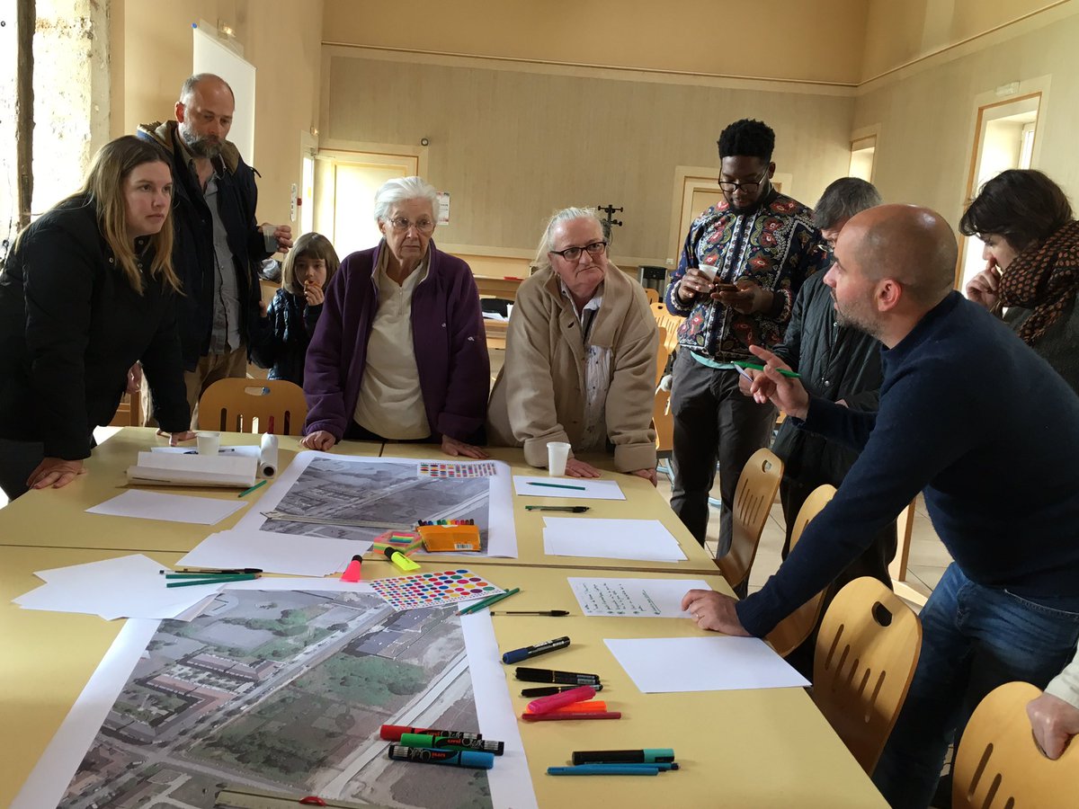 villedegrigny91's tweet photo. 4ème atelier de co-conception des espaces publics du #Cœurdeville - En présence de l’élue Élisabeth Été et des agences de paysage Paule Green et Bloc Paysage,les Grignois se sont réunis à la #FermeNeuve pour concevoir les espaces et le mobilier du futur #jardin de la Ferme Neuve https://t.co/HyxudpkXOs