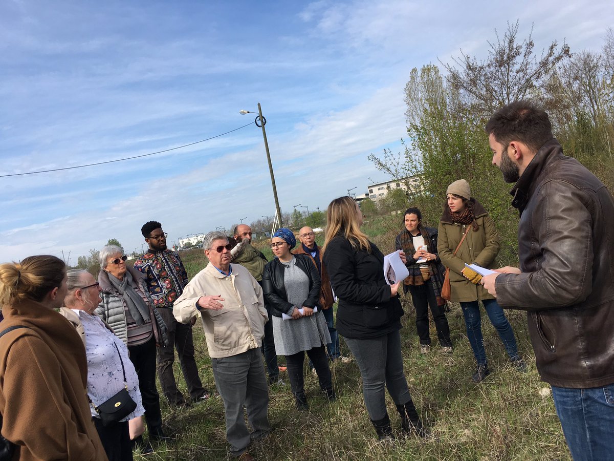 villedegrigny91's tweet photo. 4ème atelier de co-conception des espaces publics du #Cœurdeville - En présence de l’élue Élisabeth Été et des agences de paysage Paule Green et Bloc Paysage,les Grignois se sont réunis à la #FermeNeuve pour concevoir les espaces et le mobilier du futur #jardin de la Ferme Neuve https://t.co/HyxudpkXOs