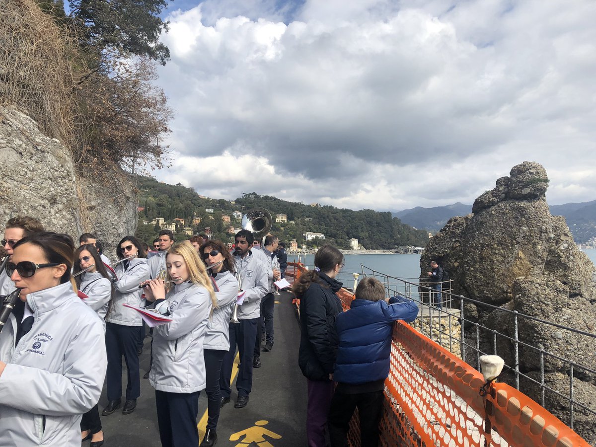 E’ festa per la riapertura della provinciale 227 per #Portofino dopo la mareggiata del 29 ottobre @TgrLiguria