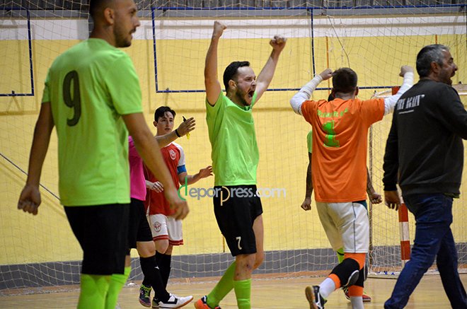 DistritoOfra's tweet photo. ¡Y lo hicieron! GRAN VICTORIA ayer del @JuanXXIIIFS ⚽️⚽️⚽️ frente a Los Pinos (9-5) para seguir soñando con la permanencia en Segunda B a falta de otros resultados💪🏆

Hoy le llegará el turno al combinado femenino de 1a División Territorial 🏴󠁧󠁢󠁳󠁣󠁴󠁿 contra el @CFSCostaSur (16:30🕙) 🥅 https://t.co/W6o4VOh4FG