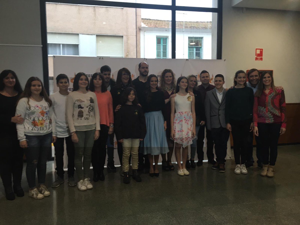 alpesa_ES's tweet photo. La fallera major de València, Marina Civera, en l'entrada a la gala de lliurament dels premis @LletresFalleres #plf19 i amb els quals #Alpesa col·labora patrocinant el premi Portal de Valldigna al millor poema líric d’un llibret de falla. https://t.co/vDrxgoJTLc
