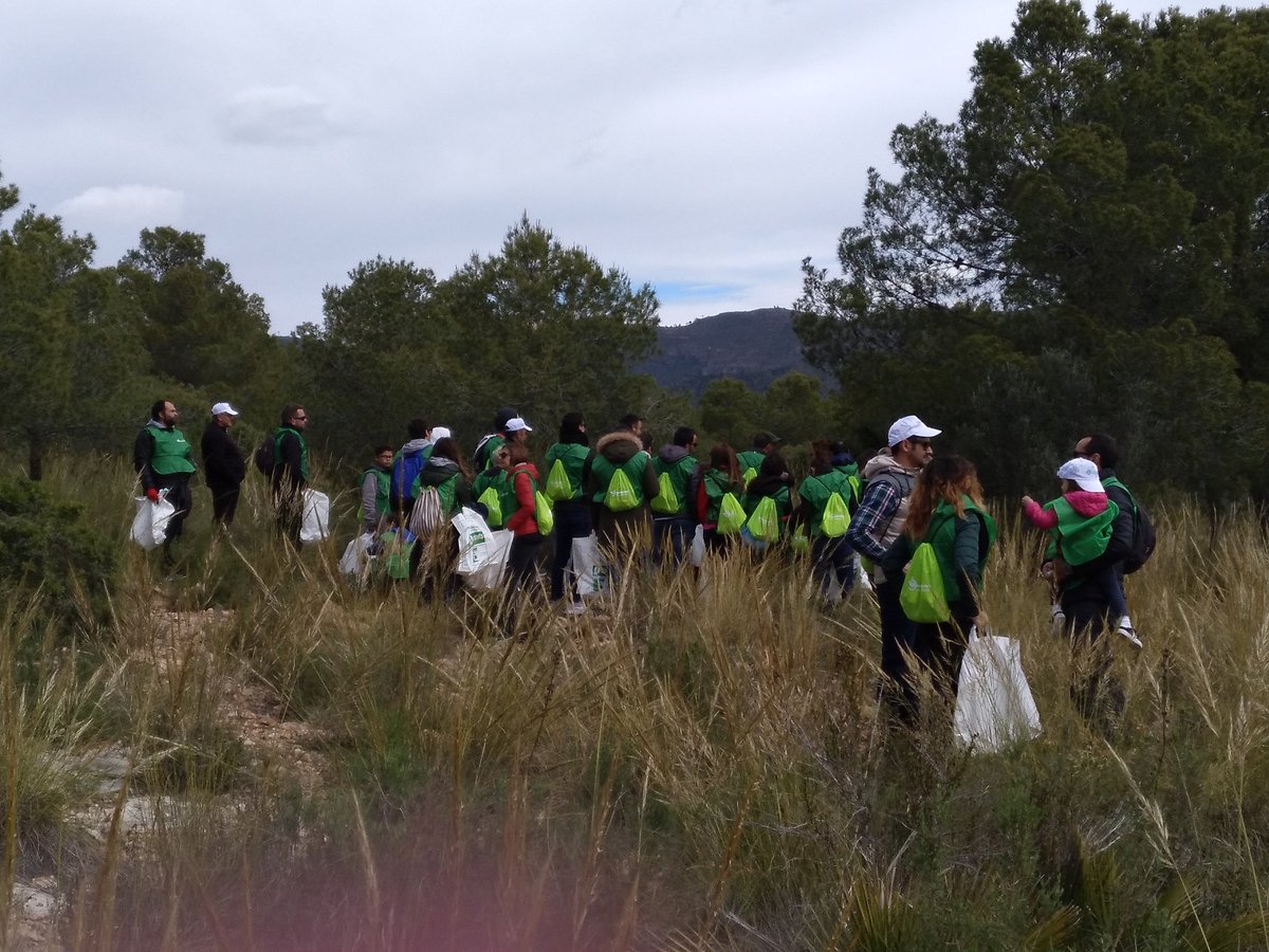 Cicloplast_com's tweet photo. Comenzamos la recogida de residuos por un entorno limpio. Separamos en fracciones para que luego puedan ser reciclados. #VoluntariadoVerdePlasticos #picda #spberner https://t.co/Ii1a8iAYBi