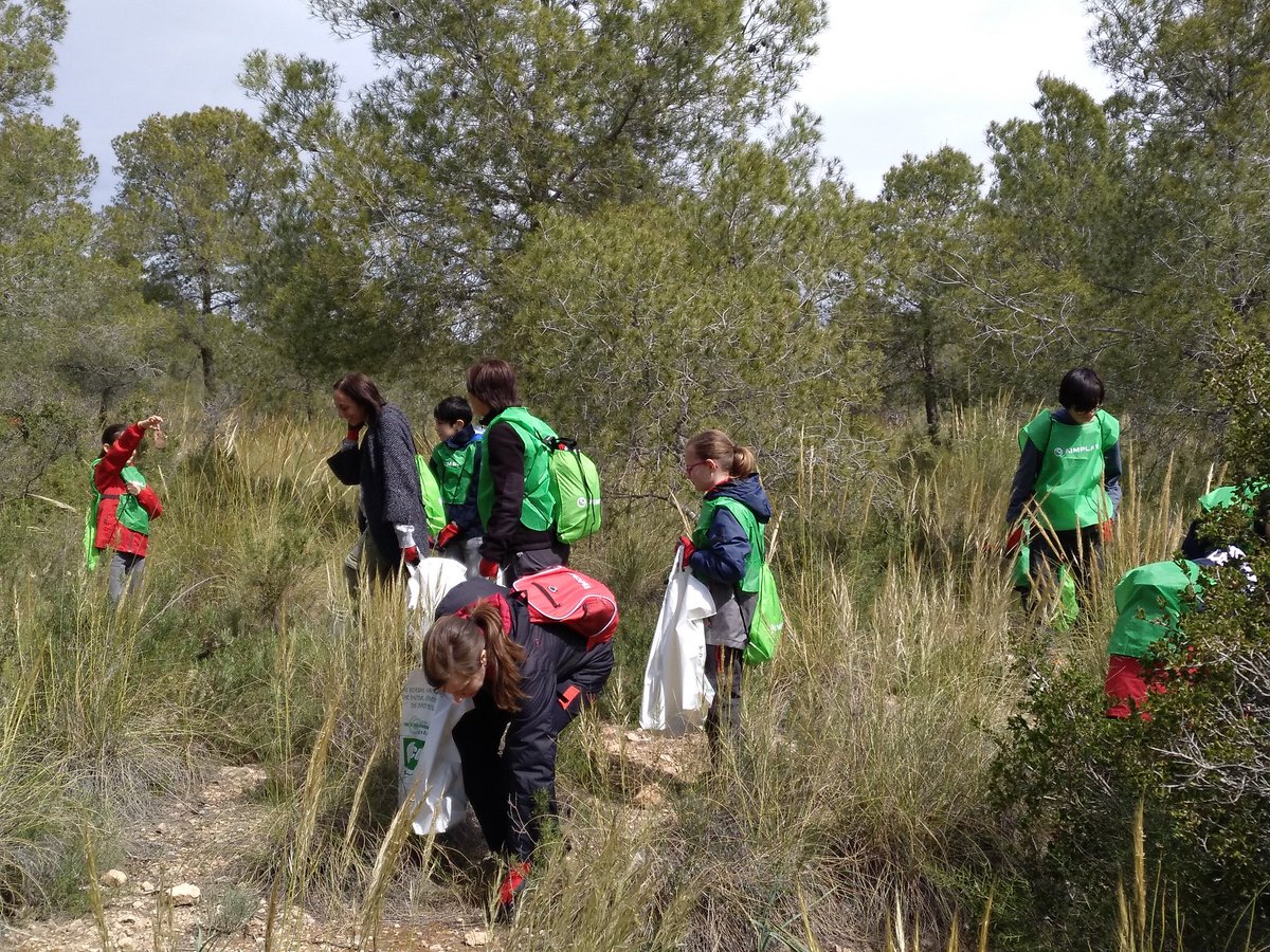 Cicloplast_com's tweet photo. Comenzamos la recogida de residuos por un entorno limpio. Separamos en fracciones para que luego puedan ser reciclados. #VoluntariadoVerdePlasticos #picda #spberner https://t.co/Ii1a8iAYBi
