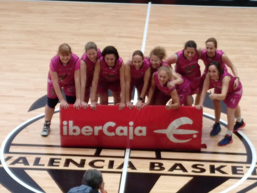 SanJuevesBasket's tweet photo. Comenzamos!! #over40valencia Primer encuentro con las grandes #oldblacks Vamoooooooos! https://t.co/8S1RtfSli6