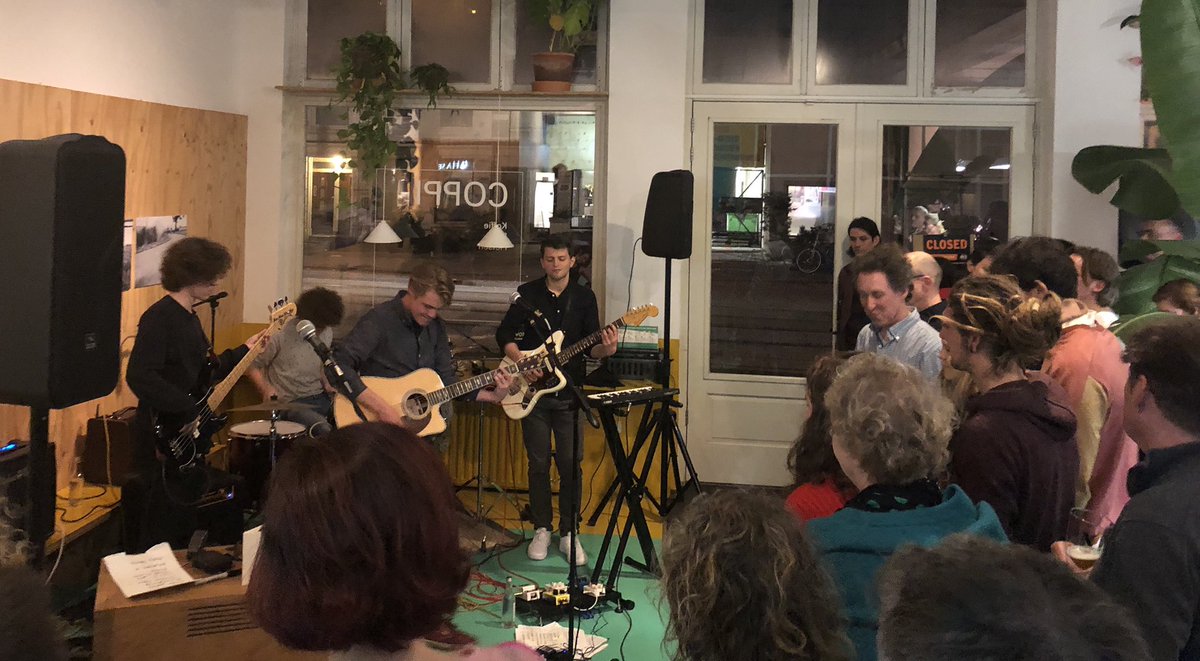 Dat was een mooi verjaardagsfeestje voor @PeterVGre tijdens <a href="/PopUp_010/">PopUp 010</a> presenteert: Mooneye 🎉 Veelbelovende nieuwe, Belgische band 🇧🇪 Gaat dat horen! 

En DJ’s <a href="/iljaedwards/">ilja edwards</a>, <a href="/DietzelChris/">Christian Dietzel</a> &amp; Rob draaiden erg fijne plaatjes! 🎶 Dank jullie wel allemaal! 😘