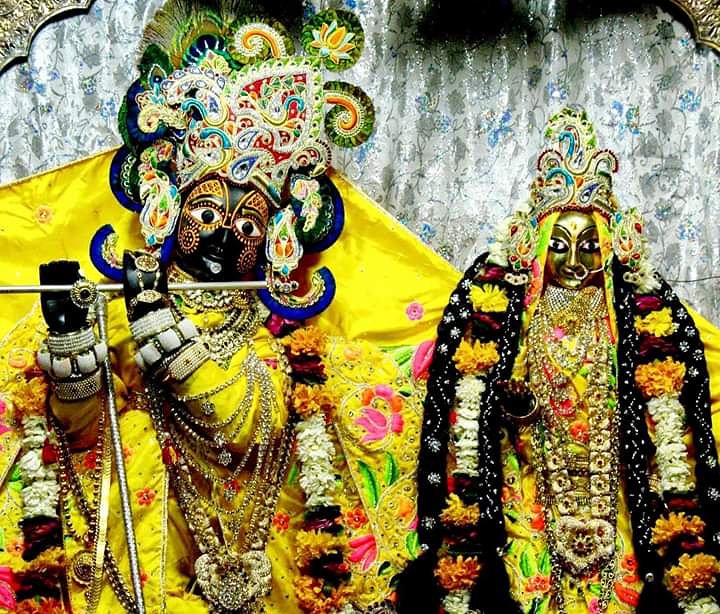 nimbarksharan's tweet photo. श्रीनिम्बार्क वीथि-पथिक रसिक शिरोमणि कवि श्रीजयदेव संसेव्य ठाकुर श्रीराधामाधव प्रभु

"वृन्दावन कलानाथौ हृदयानन्द वर्द्धनौ। 
सुखदौ राधिका कृष्णौ भजेsहं कुञ्ज गामिनौ।" https://t.co/kBWFgEYAlt
