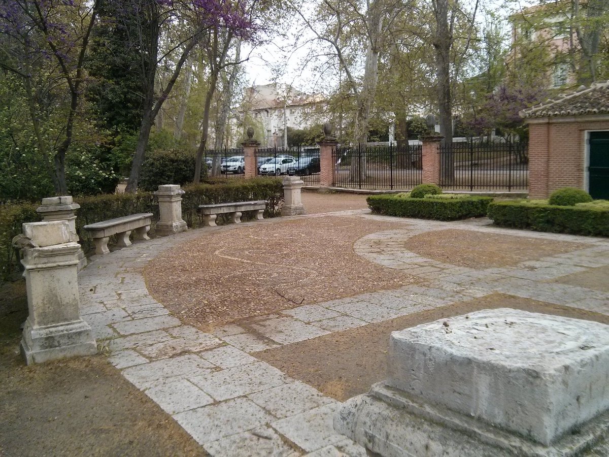 NoticiasAran's tweet photo. Habría que saber si @realessitios piensa de verdad en el mantenimiento de un lugar emblemático de Aranjuez como son los Jardines. 

Esta no es la imagen que debería ver nadie nada más entrar.

@Ayto_Aranjuez @HeraldoAranjuez @pparanjuez @psoearanjuez @aciparanjuez @AranjuezAhora https://t.co/ZTRhSFhg3R