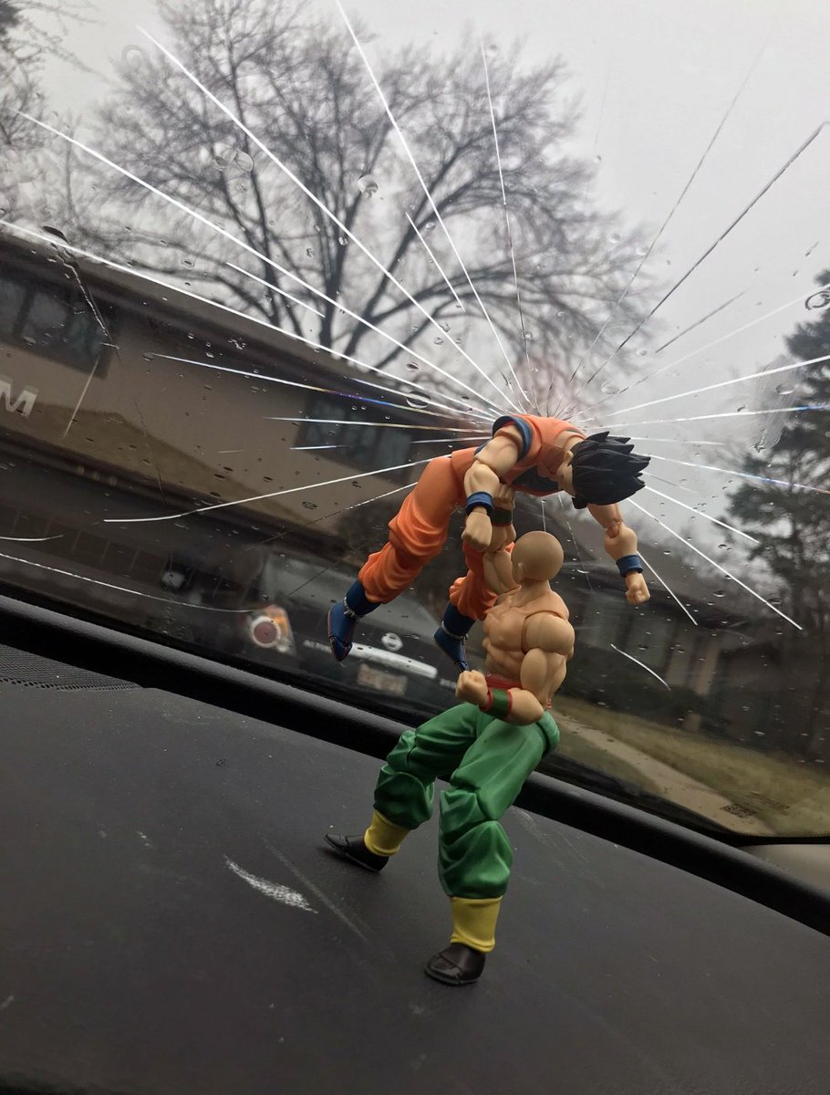 MurciaPolicia's tweet photo. Sí, sabemos que mola mucho simular una lucha a muerte entre Goku y Ten Shin Han para disimular la luna delantera rota.

Recuerda, en ese estado no solo se reduce la visibilidad, ocasionando un grave riesgo para la conducción, también puede afectar al funcionamiento del airbag. https://t.co/pKtL9XLBos