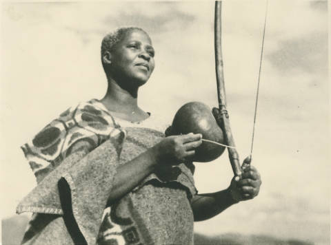 WaveGlobe_FM's tweet image. Woman playing a thomo, traditional instrument of Lesotho 🇱🇸 ow.ly/wZih30iGHFO #Lesotho #StringedInstruments #Thomo