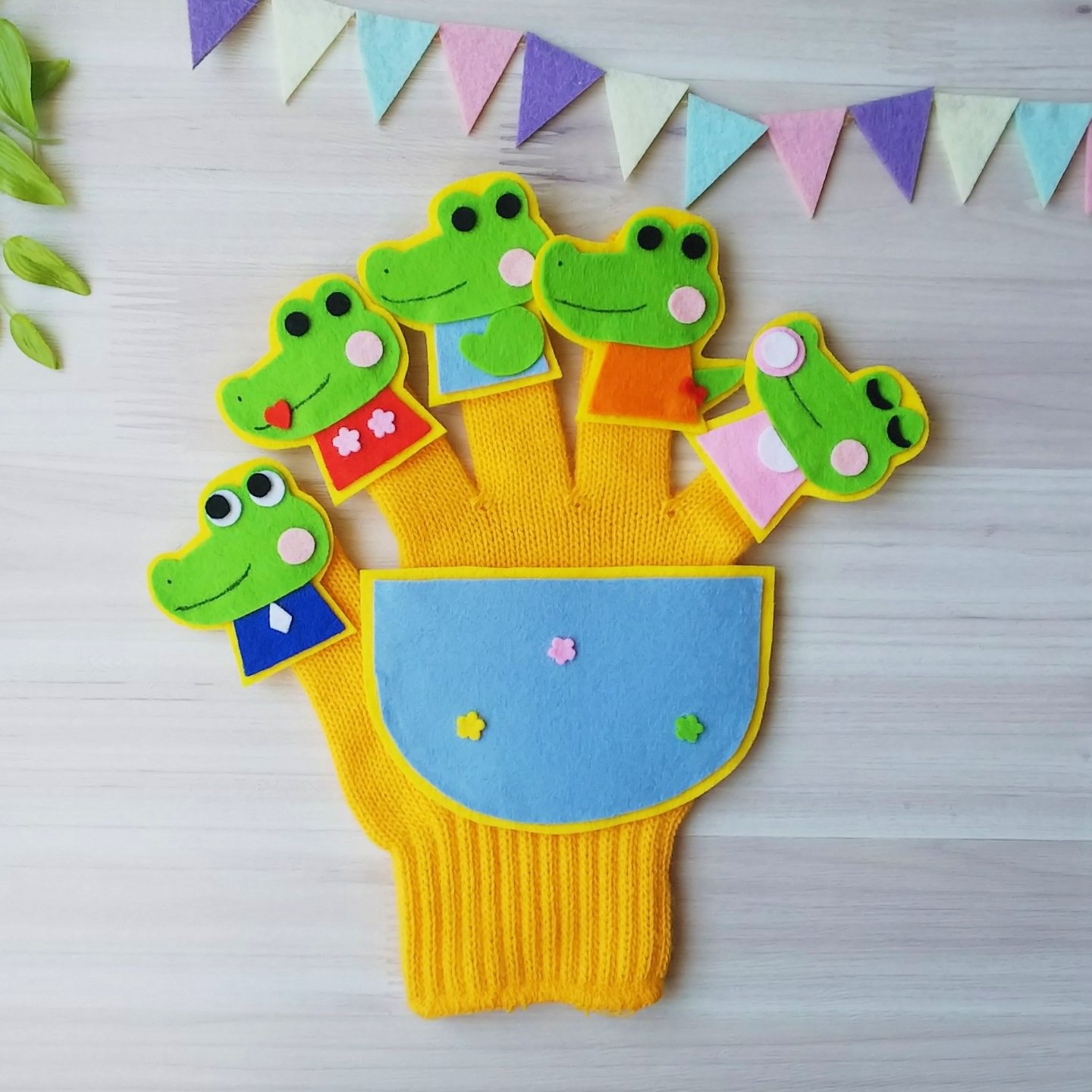 保育士のおもちゃ屋さん 新作 販売開始しました ワニのかぞく 手袋シアター 子どもの心をキャッチ 実際の 子ども達の反応は 大爆笑してくれました 湖はポケットになっています 保育士 のおもちゃ屋さん Minne T Co