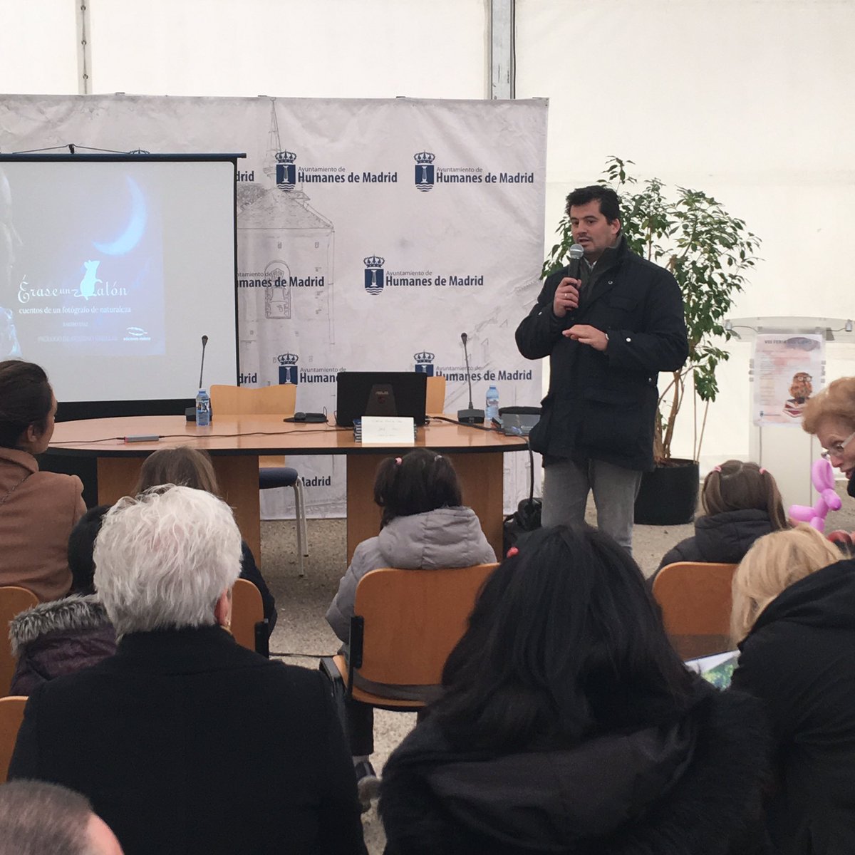 AytHumanes's tweet photo. Comienza la segunda jornada de la VIII #FeriaDelLibro “#HUMANES DE #MADRID”, en la C/ Madrid (Junto a la antigua Discoteca “Hey”), con el encuentro con el fotógrafo Ramiro Díaz https://t.co/ukxvuxjTRH