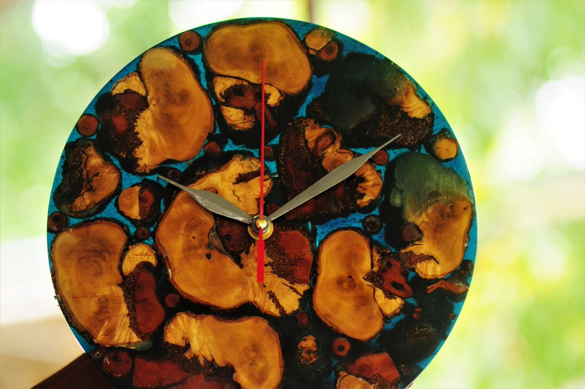 ndoetch's tweet photo. karya anak-anak Omah Badran
deskripsi : 
- resin
 - limbah kayu 
 - pigment warna biru dan hitam
 - diameter 25 cm
 - ketebalan 1 cm
 - mesin jam swap rotation (senyap/tanpa bunyi detak) https://t.co/YBTvwG5QRO