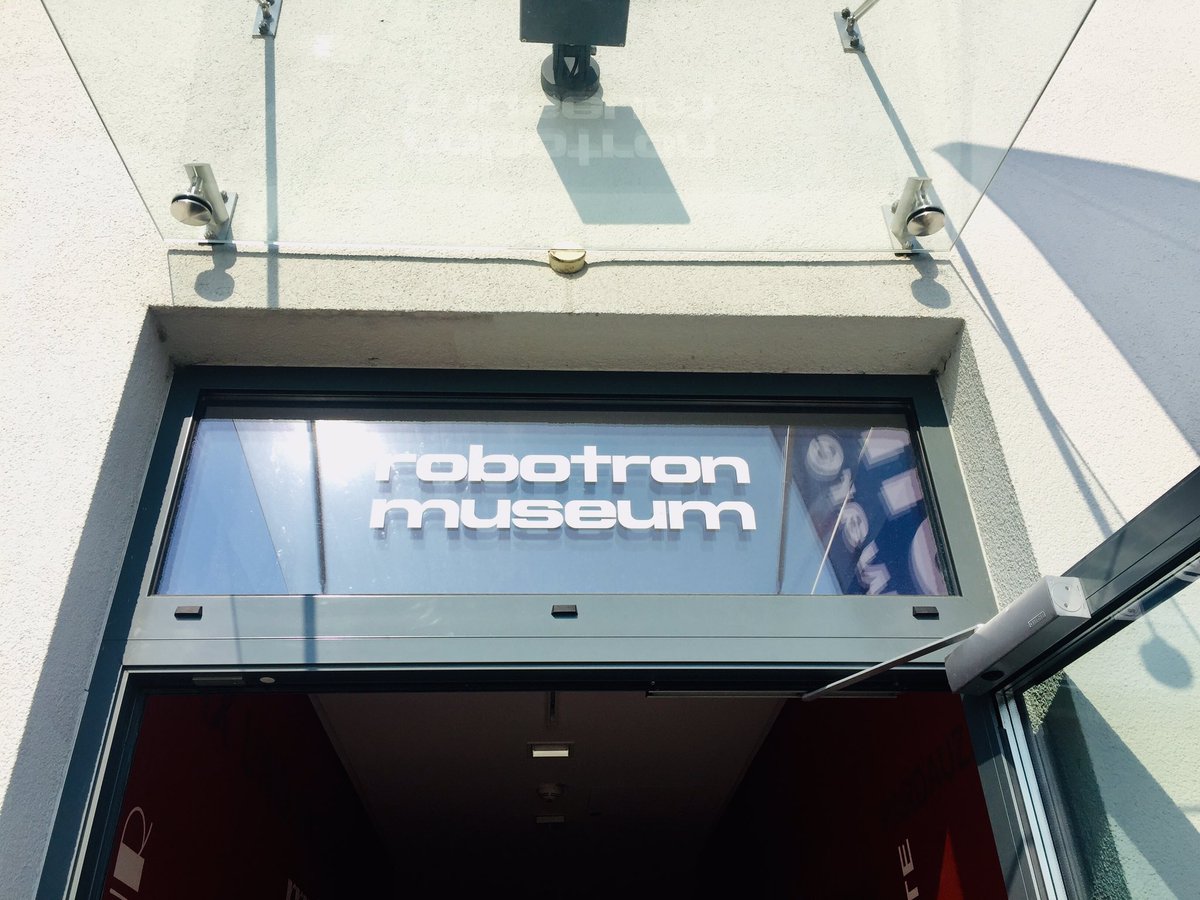Robotron_DD's tweet photo. Tag der offenen Tür im @RobotronMuseum und die Sonne strahlt zur Eröffnung. Wir freuen uns auf viele Interessierte, die den Weg noch bis 16 Uhr zu uns finden! #50JahreRobotron #GeschichtemachtZukunft #wirmachenmuseum https://t.co/4maQhpZ4E4