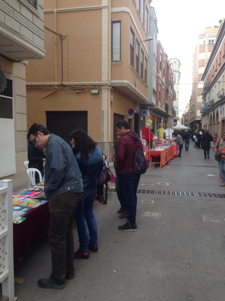 BullentEdicions's tweet photo. 📌🌞Cap de setmana de #Trobades2019
A #Nules, paradeta de llibres Bullents #SomiSeremParaules 📚
@escolatv https://t.co/uPlcUMFU6M