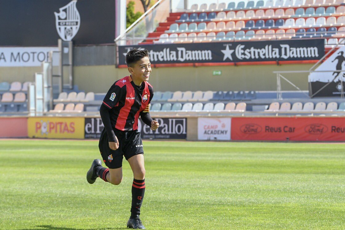 xaviguix's tweet photo. Van passant els anys i estan igual de grillats... Afortunadament! 😂😂😂
⚽️🔴⚫️
#cfreusbase https://t.co/LZ3TwarH2x