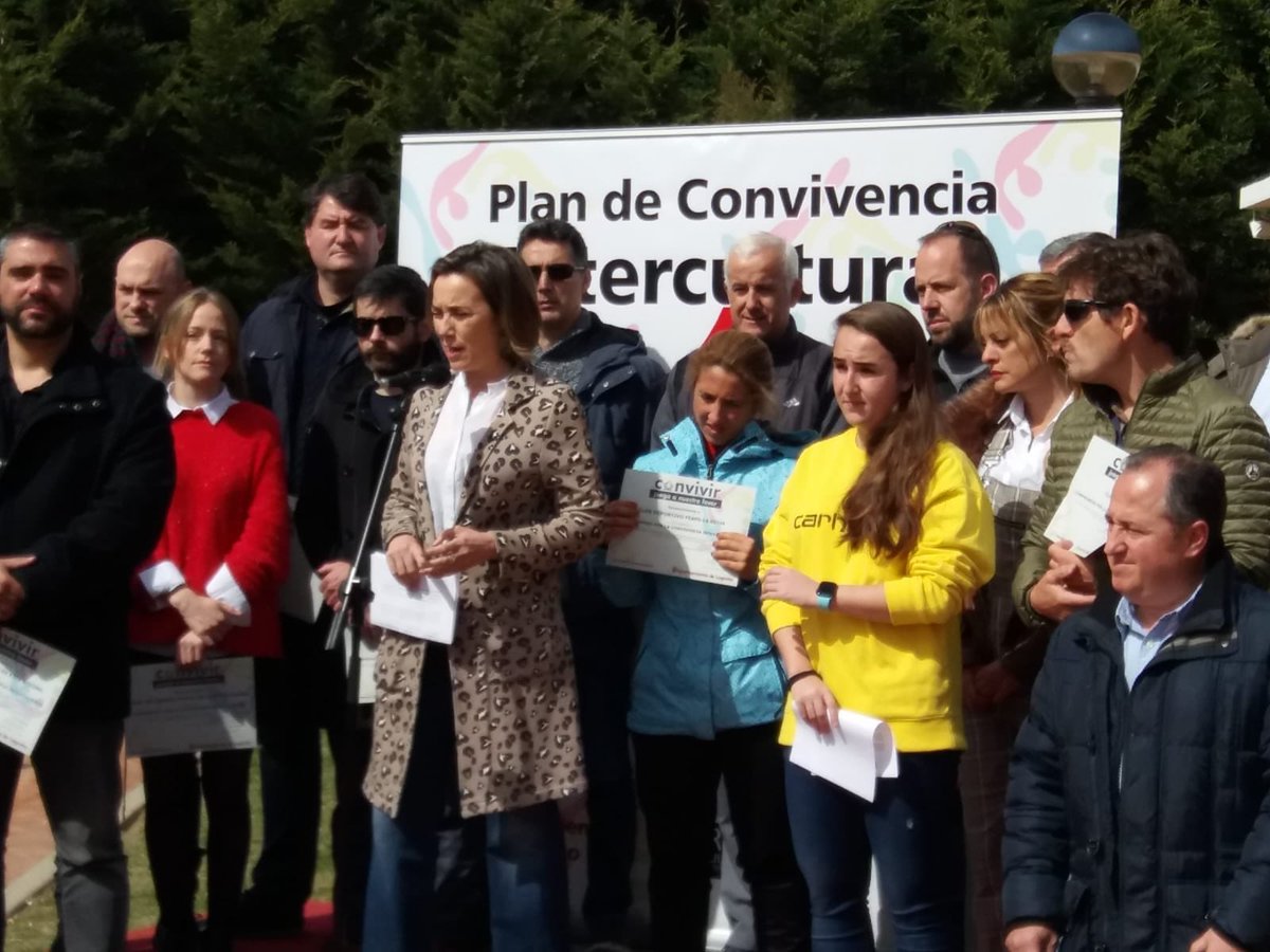 AytoLogrono's tweet photo. .@cucagamarra :”Los valores intrínsecos del deporte llevan a la consecución de la solidaridad y la convivencia pacífica”.

Más de 60 entidades deportivas se adhieren al Plan de Convivencia Intercultural, con el lema ‘Convivir juega a nuestro favor’ https://t.co/EpeDQOD51E