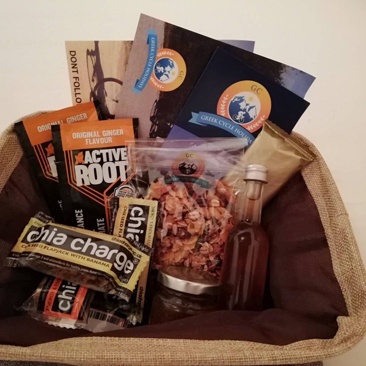 Gift baskets ready for our next guests!! <a href="/ChiaCharge/">Chia Charge</a> @Active_Root #homemade #granola #figjam #pomegranuteluquer #gifts #cyclevilla #allinclusive #cycleholidaysarethebestholidays #greece #GCH