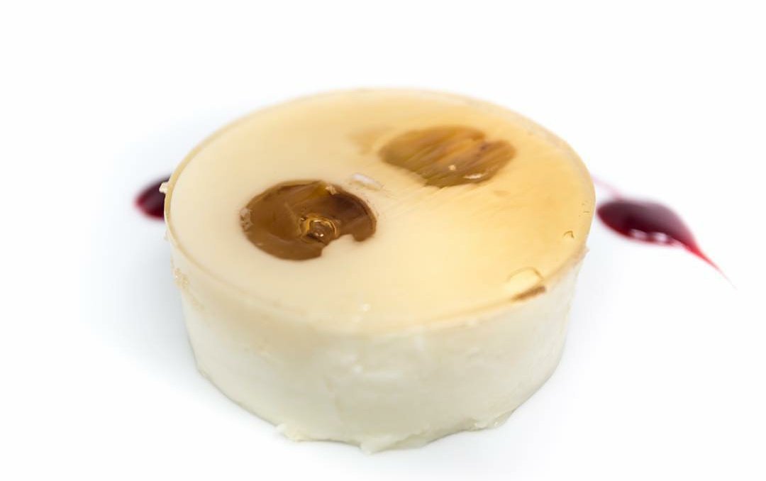 Nuestra tarta de queso sabe a queso-queso porque está hecha con queso manchego de verdad. Éste puede ser tu postre hoy en la comida o en la cena 😍