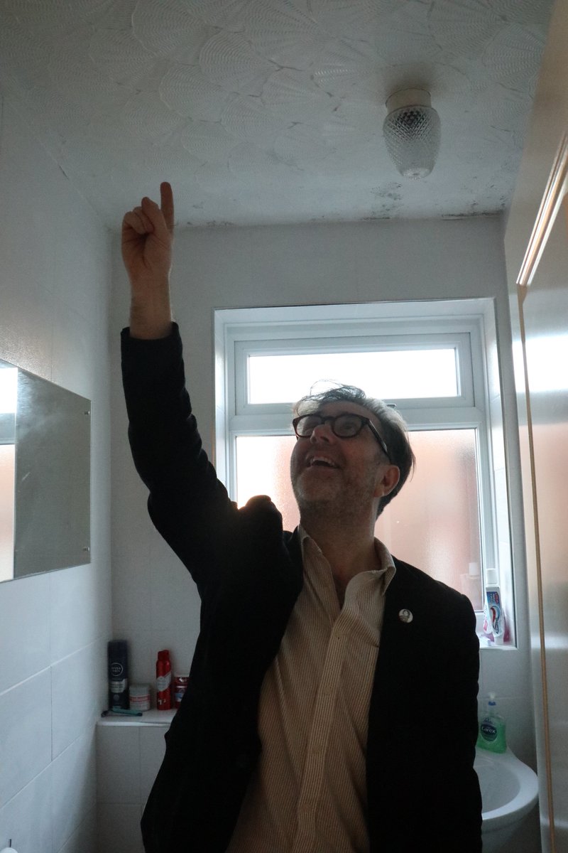 Bob_Fischer's tweet image. And I was delighted to realise that, although the rest of the bungalow has been completely (and very nicely) redecorated, the 1970s artex on the bathroom ceiling was still present and correct. #seashellpattern