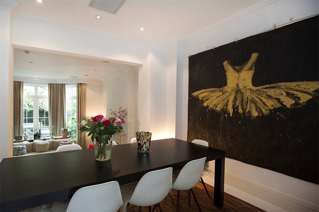 UKSIR_'s tweet photo. Elegant, modern, and secure, this property is situated in the sought after Princess Square.
£1,650,000. Charlotte Terrace, Princess Square, Esher, Surrey, KT10.
#SothebysRealtyUK #TheArtofHome #CharlotteTerrace #PrincessSquare #Esher #Surrey #LuxuryLiving #RealEstate #Luxury https://t.co/pI9KfhdyKG