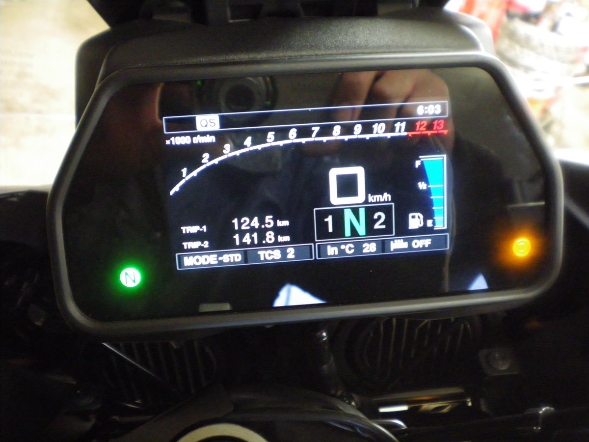 バイクライフアドバイザーurf 公式 urf店長 太田です 古くからお付き合いしている Motot07 君が今日納車されたばかりの トレーサー900gt で来店しました さすがは最新モデルだけあって 近未来的な装備に驚きです メーターにしても前