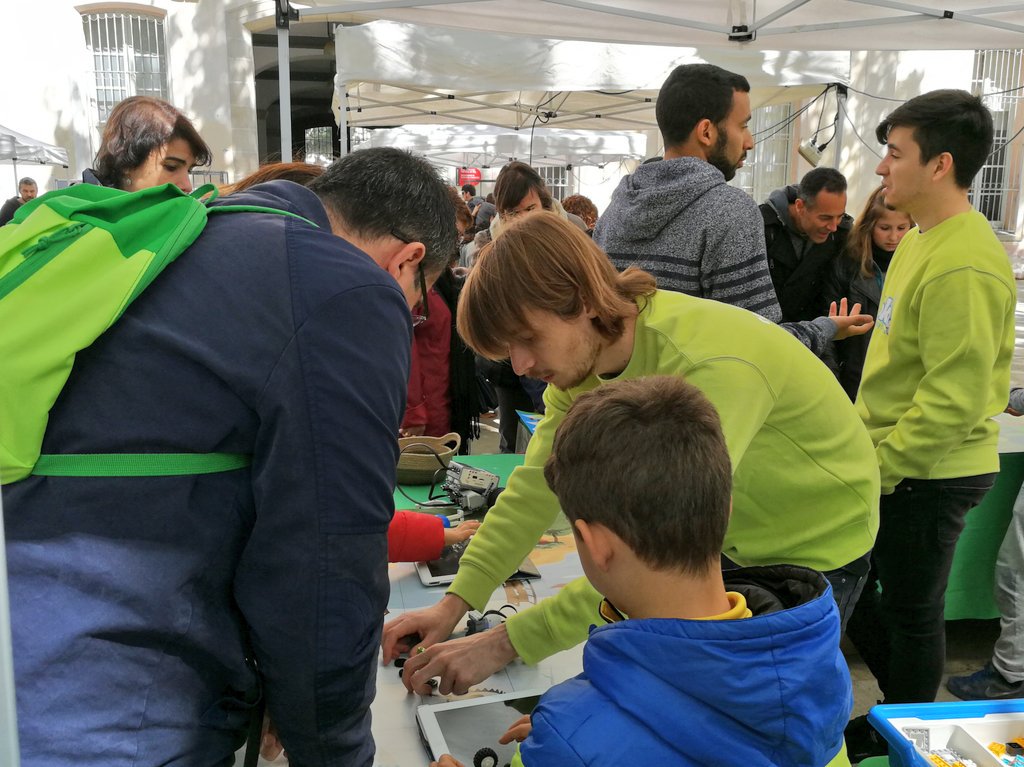 pau_nin's tweet photo. Aquest matí s'està celebrant la #RoboTAC! #robòticaeducativa #makers #STEAM @Puntmultimedia @3dPrintBCN @VailetsHackLab @TbKidsSantCugat @RipoLab @escornabot @BCN_digital https://t.co/HJXU9n8clF