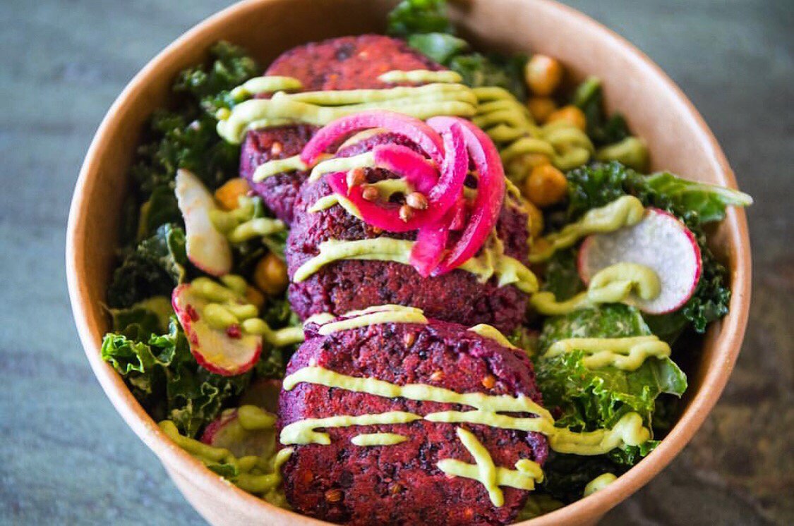 thelocalbeetkwt's tweet photo. If you haven’t tried our Kale Falafel Bowl, what are you waiting for?!
إذا ليلحين ما جربت سلطة الكيل مع الفلافل، أخذ هالفرصة تجربها على الغدا
#TheLocalBeet #Beet #Restaurants #BeetLife #CleanEating #Bowl #HealthyLife #Salad #Kuwait #Fitness https://t.co/aDqDo2bQfs