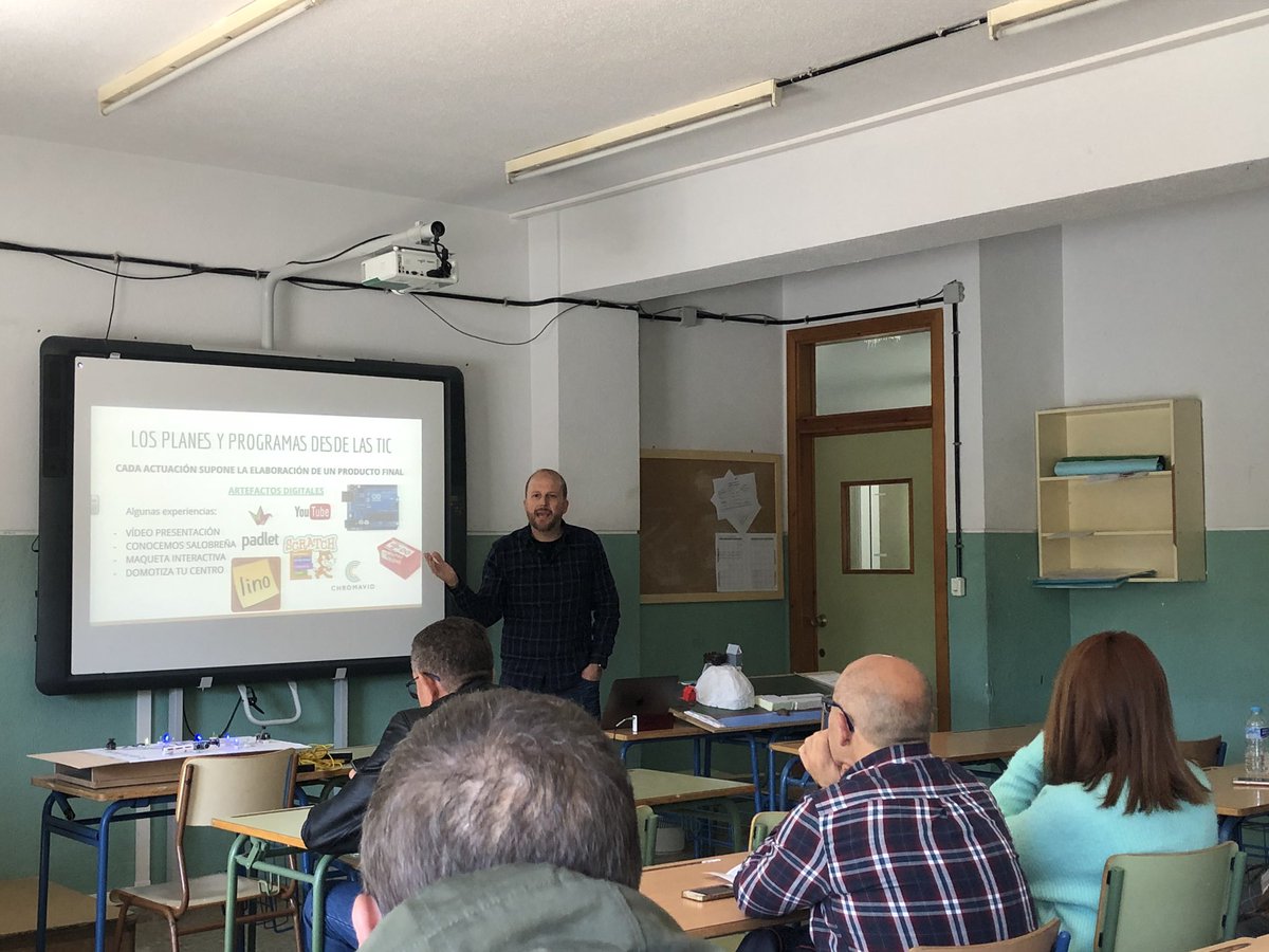 exposito_juan's tweet photo. La importancia de los artefactos para mostrar evidencias de aprendizaje, los proyectos no se pueden quedar en los contenidos, hay que ponerlos en práctica y que las competencias estén presentes #IESNazari @ezequielgn y Olga #EABE19 @EABE2019 https://t.co/oql0KcVHfR