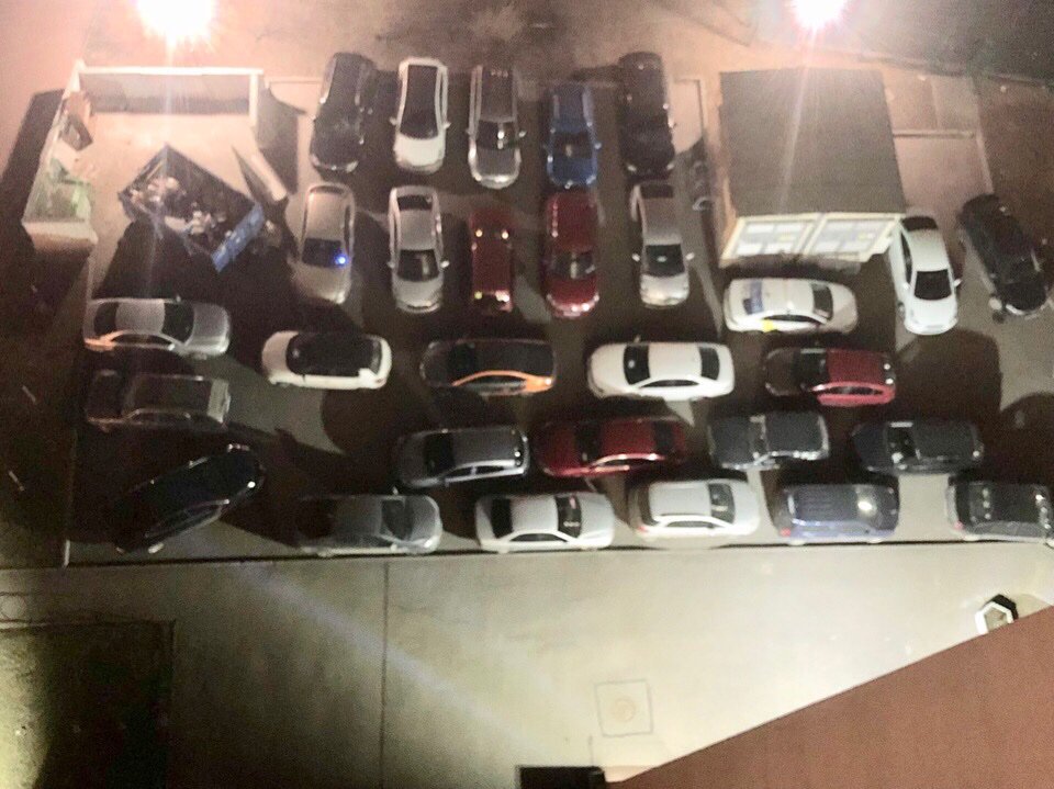 OlgaMya's tweet photo. Говорят, в Кудрово часто угоняют машины. У меня вопрос: «как?» https://t.co/CoKLb41SMx