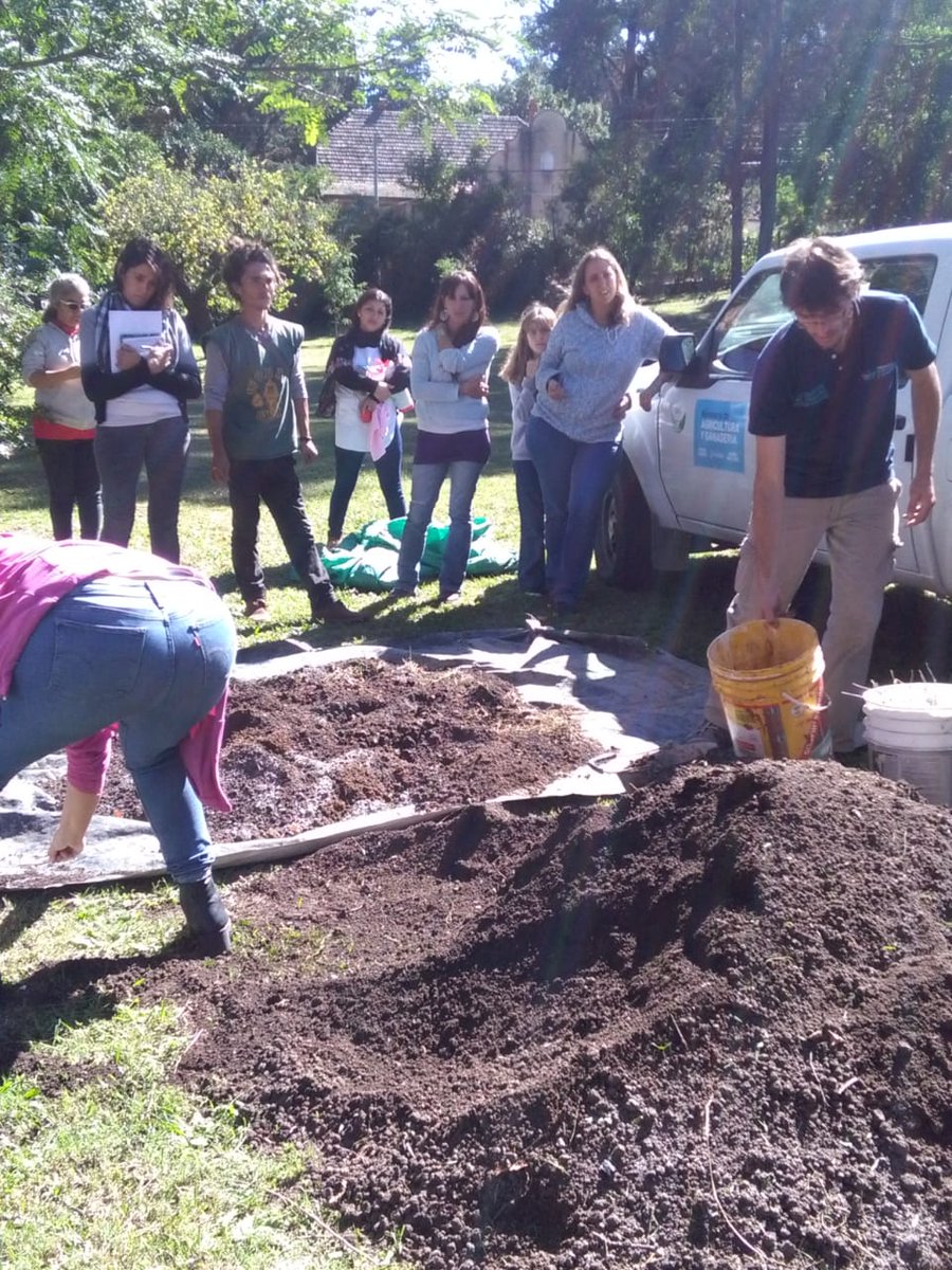 MinAgriCba's tweet photo. Un equipo de técnicos de la #DIPAF en un trabajo conjunto con @IntaCordoba continúan el recorrido en escuelas públicas del Departamento #Punilla para desarrollar capacitaciones en #HuertasOrganopónicas https://t.co/ciz4WED7jJ