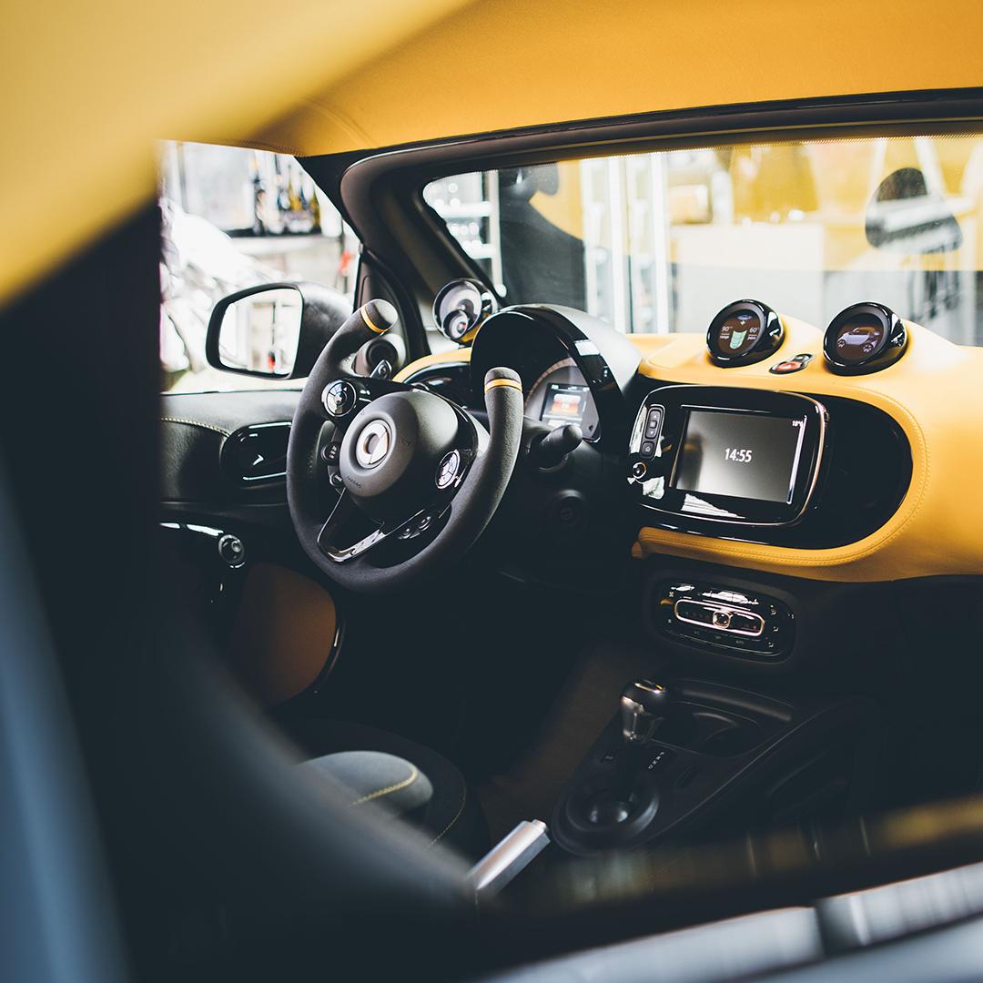 smart_worldwide's tweet photo. A peek inside. The entire concept was to create a sporty and dynamic city-car. A racing styled steering wheel, additional visual displays and Nappa leather seating. 
📷 Thomas Lotter

#smartcar #conceptcar #smartforease https://t.co/kyZtC2aJtJ