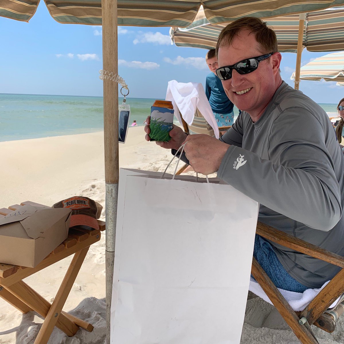 Pipers_Kitchen's tweet photo. Beach side delivery to our #AlysBeach homeowners and guests. We love seeing happy customers enjoying #PipersKitchen with an ocean view! #dinealysbeach https://t.co/4bSC1nbTjE