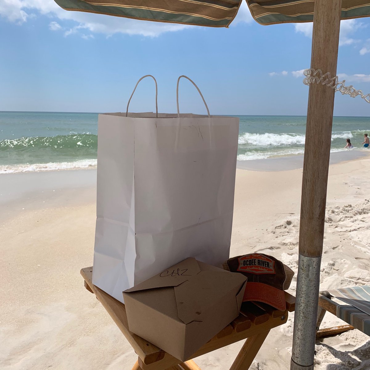 Pipers_Kitchen's tweet photo. Beach side delivery to our #AlysBeach homeowners and guests. We love seeing happy customers enjoying #PipersKitchen with an ocean view! #dinealysbeach https://t.co/4bSC1nbTjE
