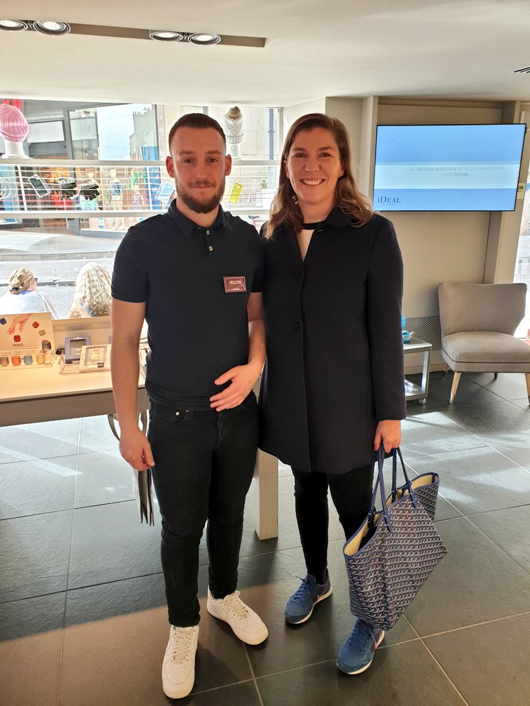 alcommault's tweet photo. De passage à Dijon, échange avec l'équipe du @moodaccessoires Sandrine et Julien ! De belles démonstrations pour nos clients de nos produits phare du moment : casque @AftershokzFr, imprimantes @Kodak, coques @iDealofSweden et bien sûr @Kutjo_clean pour un smartphone impeccable ! https://t.co/IhJFGIkO6g