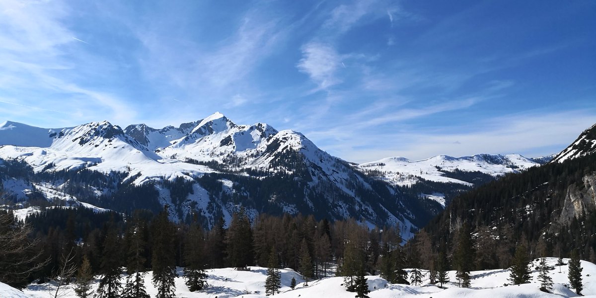 RomseyPE's tweet photo. We have had a busy day since we have arrived to these lovely blue skies. Everyone is now kitted out with their ski equipment, unpacking and then dinner before an early night ready for the slopes tomorrow. https://t.co/Fy6GcAy02j