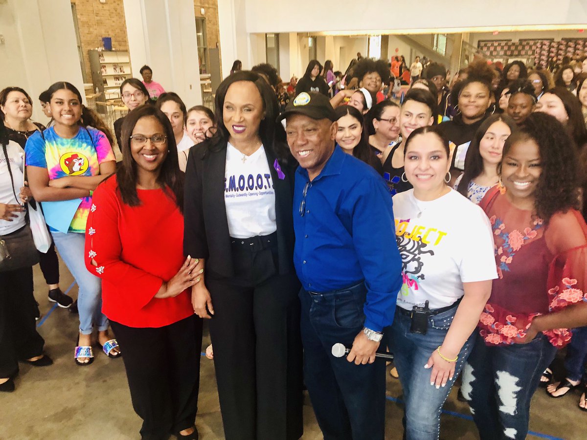 HoustonISD's tweet photo. 🤳 time with @HISDSupe, Mayor @SylvesterTurner and Congresswomen @JacksonLeeTX18 at #HISDProjectProm2019! https://t.co/oIwIllBLf9