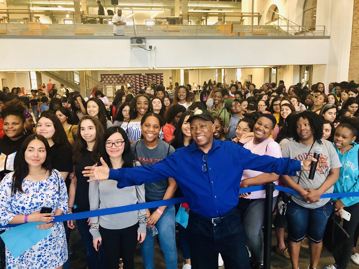 HoustonISD's tweet photo. 🤳 time with @HISDSupe, Mayor @SylvesterTurner and Congresswomen @JacksonLeeTX18 at #HISDProjectProm2019! https://t.co/oIwIllBLf9
