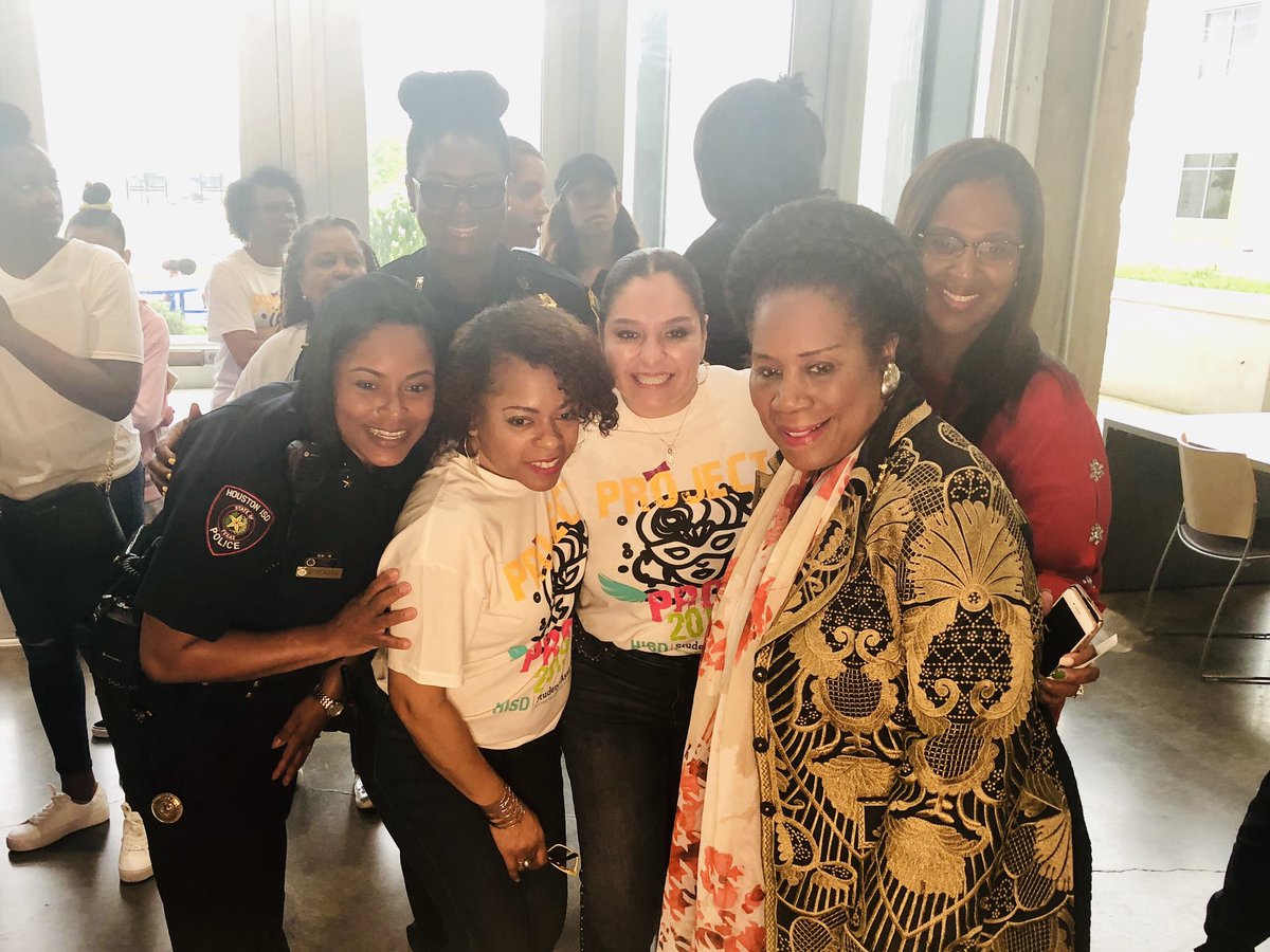 HoustonISD's tweet photo. 🤳 time with @HISDSupe, Mayor @SylvesterTurner and Congresswomen @JacksonLeeTX18 at #HISDProjectProm2019! https://t.co/oIwIllBLf9