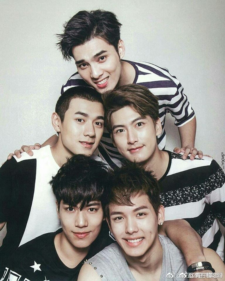 J11090306R's tweet photo. Here we have Wayne introducing his two uke sons and their husbands😊 https://t.co/wUoK4gFV8I