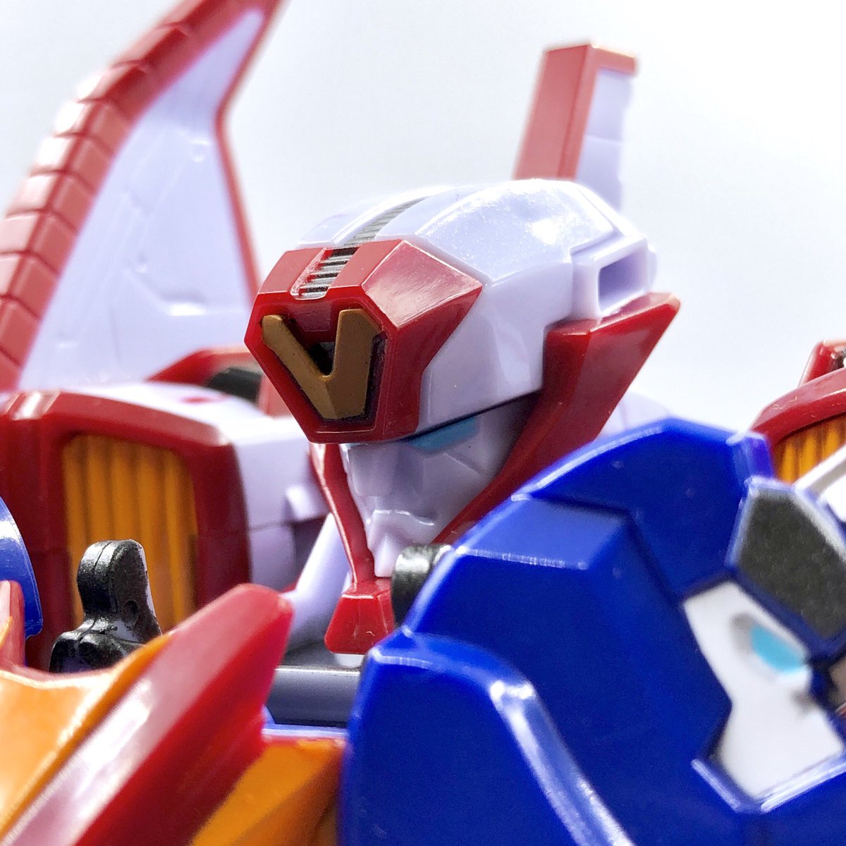 Gokin Z على تويتر トボットvよりマスターv おお カッコいい 腰回りの丸みを帯びた感じがスーパーロボットしていて好き 背面のデザインもグッとくる カラーリングに関しては本編やパッケージに合わせて欲しかったかな この色も落ち着いていて悪くないんだけど